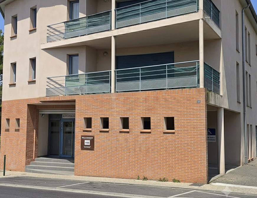 Salle de soin dentaire moderne équipée